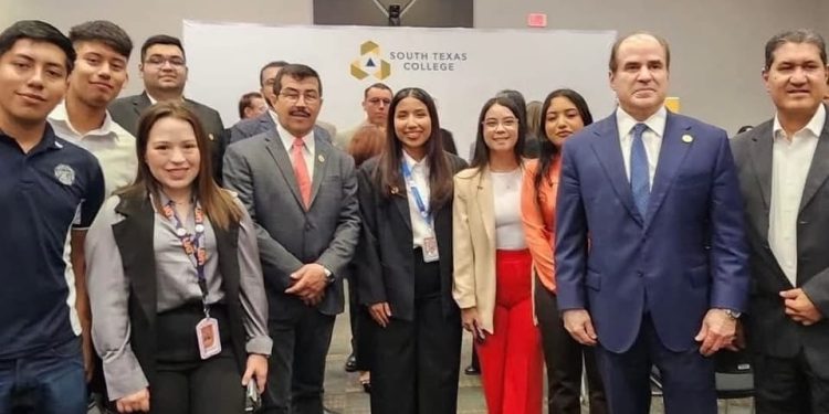 Estudiantes de la UAT destacan en simposio de educación en el South Texas College