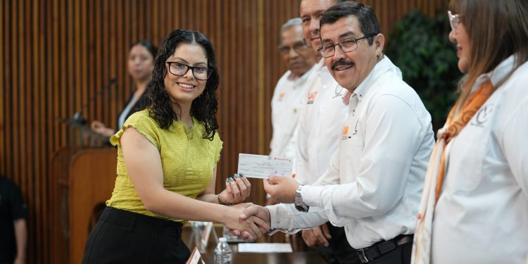 Reconoce la UAT la excelencia académica de hijos de docentes