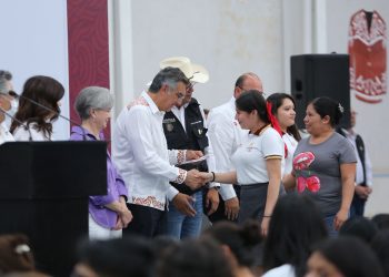 Atestigua Américo entrega de becas y destaca apoyo de la presidenta Claudia