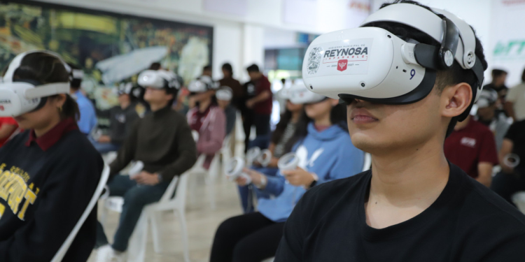 Participan estudiantes de la UTTN en sesiones de realidad virtual
