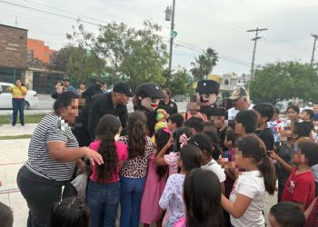 Entrega Guardia Estatal de Género juguetes a niños y niñas de la frontera