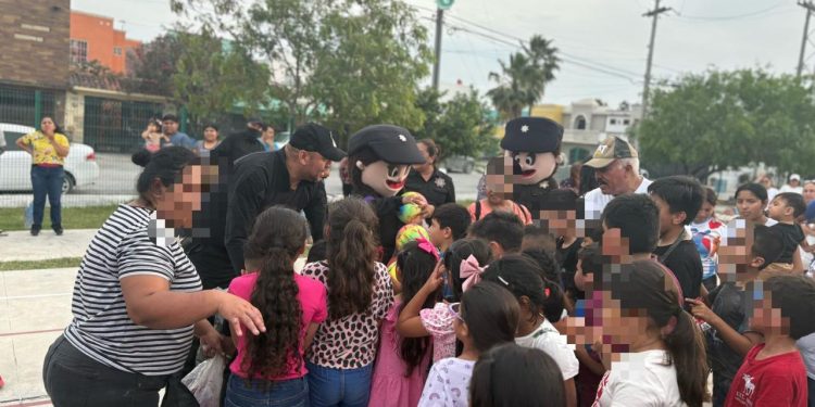 Entrega Guardia Estatal de Género juguetes a niños y niñas de la frontera