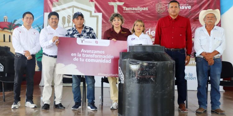 Entrega SEBIEN tinacos en Jaumave