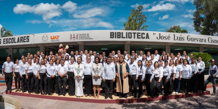 Entrega rector equipamiento en la Facultad de Ciencias de la Educación y Humanidades