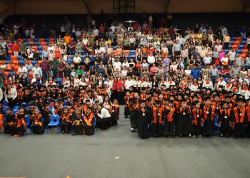El rector Dámaso Anaya y la Lic. Isolda Rendón presiden graduación de los CENDIS de la UAT
