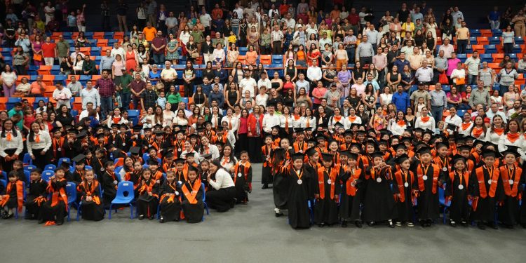 El rector Dámaso Anaya y la Lic. Isolda Rendón presiden graduación de los CENDIS de la UAT