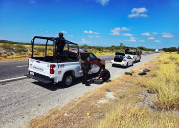 Guardia Estatal apoya a conductor tras afectación en neumático