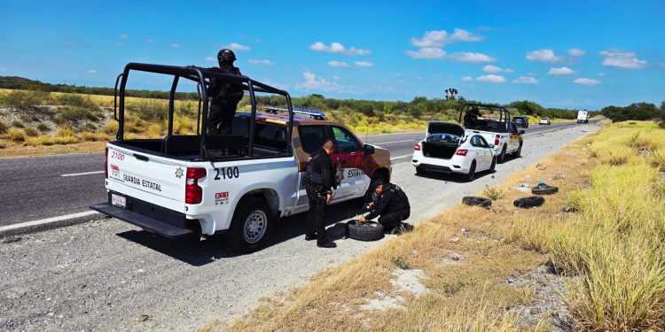 Guardia Estatal apoya a conductor tras afectación en neumático