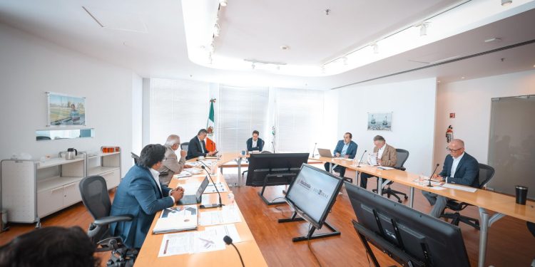 Gestiona gobernador de Tamaulipas, con Banobras, recursos para carreteras, puentes y Puerto del Norte