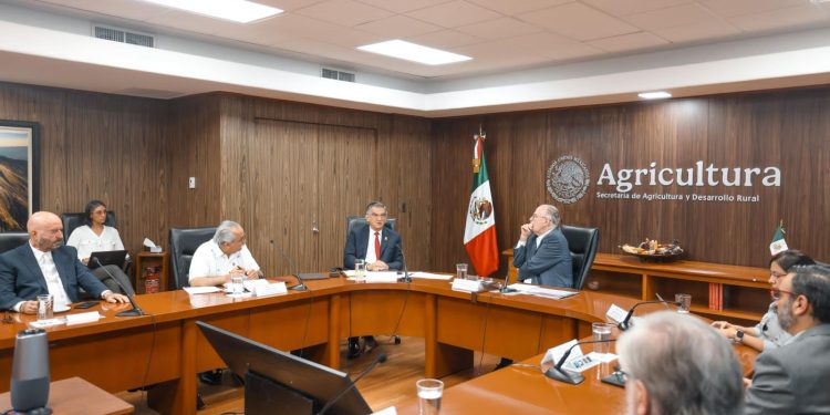 Acuerda Américo con SADER apoyos para productores de sorgo y maíz