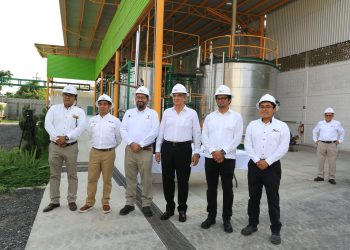 Recorre gobernador Américo Villarreal planta que transforma plásticos en combustibles en Altamira
