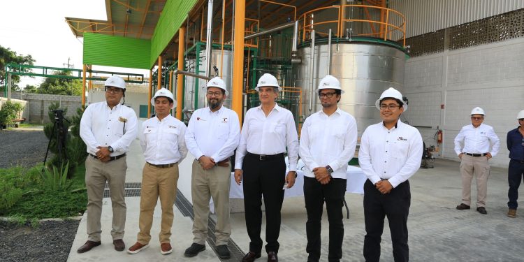 Recorre gobernador Américo Villarreal planta que transforma plásticos en combustibles en Altamira