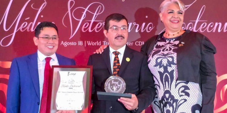 Recibe Dámaso Anaya Premio Nacional al Mérito Profesional 2025