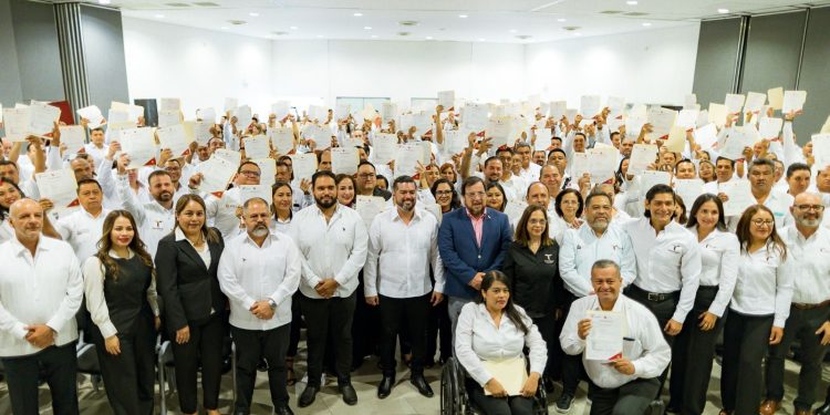 Entrega SET plazas a personal del Centro Estatal de Tecnología Educativa