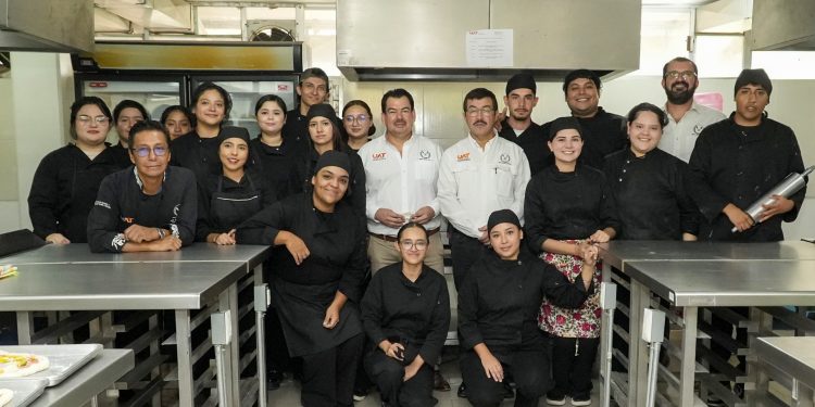 Comparte el rector logros y proyectos con estudiantes de la Facultad de Derecho Victoria