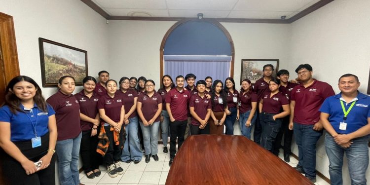 Visitan estudiantes de la UTTN agencia aduanal UNIMEX