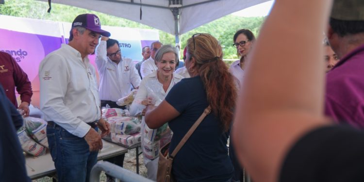 Llevan Américo y María la brigada Transformando Familias hasta el municipio de San Nicolás