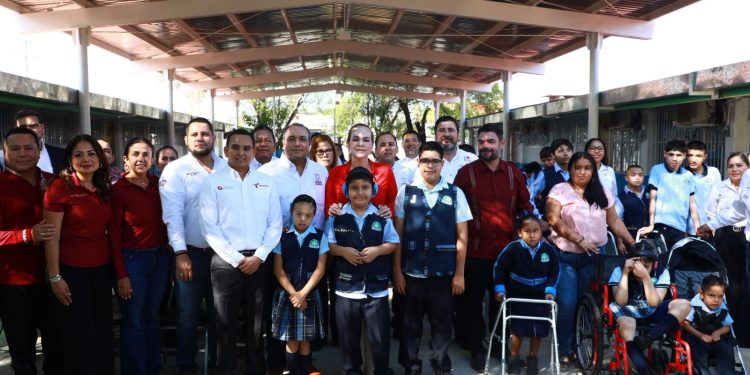 Carmen Lilia Canturosas entrega obras de infraestructura en escuelas de Nuevo Laredo