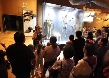 Disfrutan familias “Una Noche en el Museo”