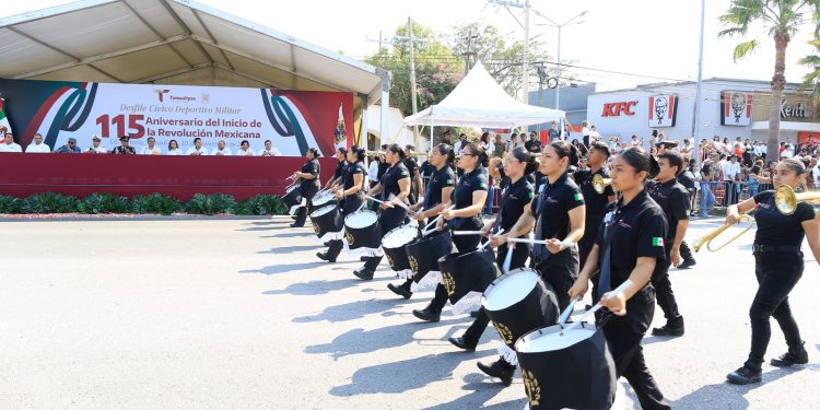 Desfilan miles de jóvenes en el 115 aniversario de la Revolución Mexicana