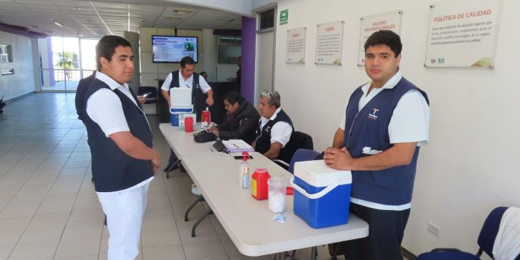 Refuerzan salud estudiantil con jornada de vacunación en la UPV