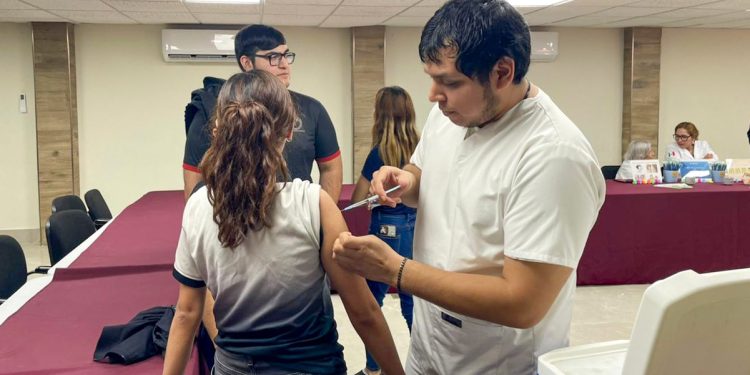 Colabora la UAT con el Sector Salud en jornadas de vacunación