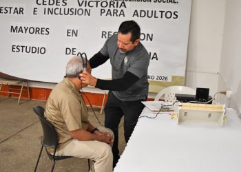 Adultos mayores del CEDES Victoria reciben atención audiológica por parte del DIF Tamaulipas