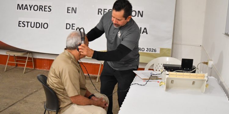 Adultos mayores del CEDES Victoria reciben atención audiológica por parte del DIF Tamaulipas
