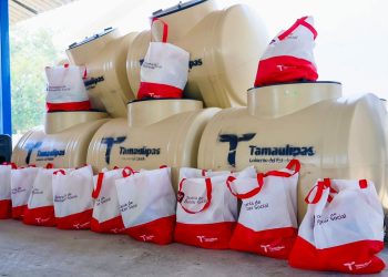 Entrega SEBIEN estufas ecológicas y tinacos en la zona rural de Xicoténcatl