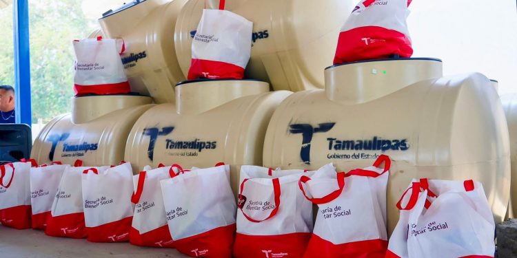 Entrega SEBIEN estufas ecológicas y tinacos en la zona rural de Xicoténcatl