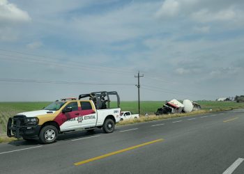 Guardia Estatal atiende volcadura de pipa cargada en la carretera Matamoros–San Fernando