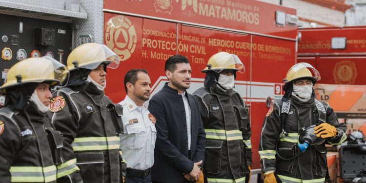 Presidente Municipal anuncia incremento salarial del 30 por ciento a bomberos y entrega equipo por más de siete millones de pesos