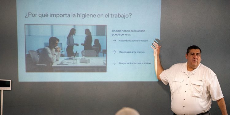 Blindaje sanitario en el trabajo: Capacitan a personal de Victoria en cultura de la higiene
