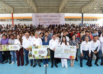 UAT y Federación entregan becas a 493 estudiantes de Odontología