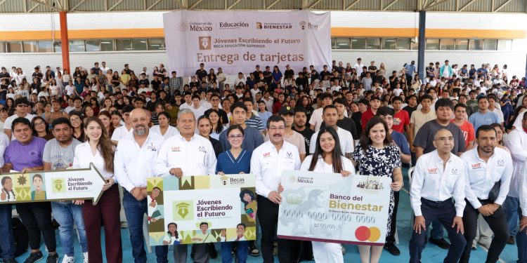 UAT y Federación entregan becas a 493 estudiantes de Odontología