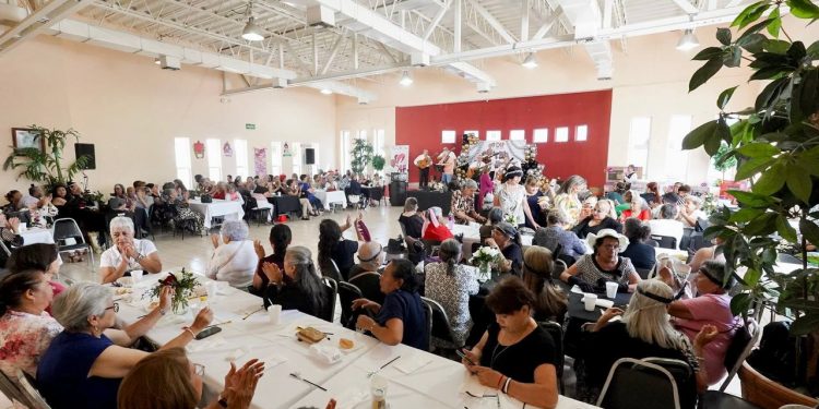 Glamour y alegría: DIF Nuevo Laredo festeja a las madres de la Casa Club del Adulto Activo