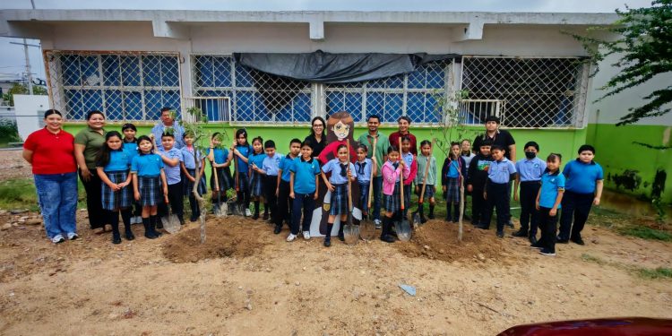 Llevan reforestación y educación ecológica a primaria de la colonia Nueva Era