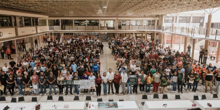 Beto Granados fortalece cercanía con la comunidad educativa de Matamoros
