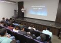 Estudiantes de la UPV reciben conferencia sobre riesgos de la adicción al celular