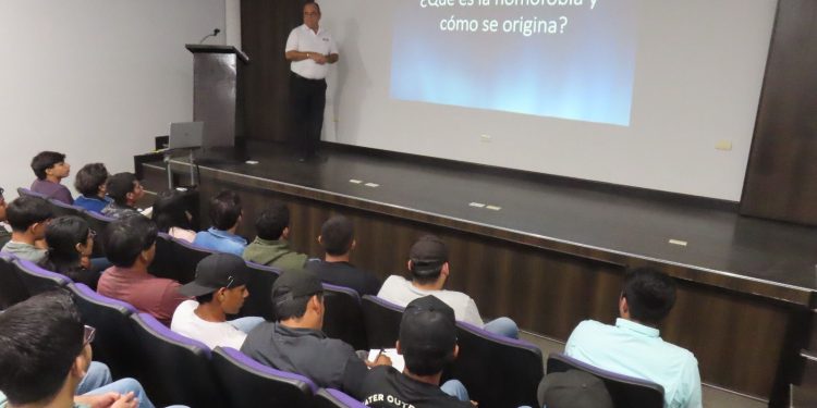 Estudiantes de la UPV reciben conferencia sobre riesgos de la adicción al celular
