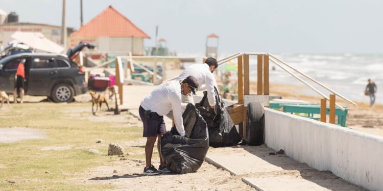 Participa DIF Matamoros en la protección, conservación y restauración del entorno marino-costero en Playa Bagdad