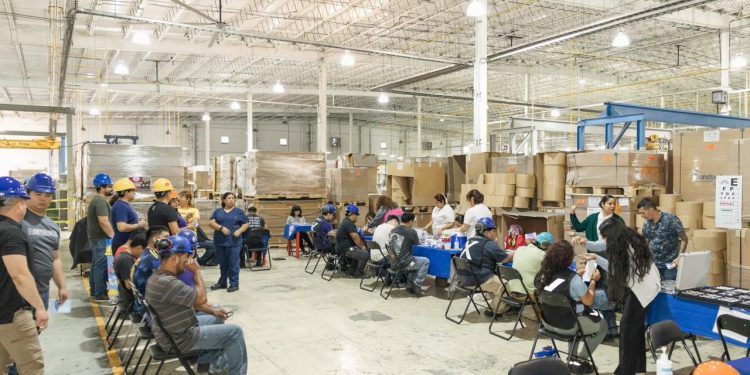 Respalda DIF Matamoros el bienestar integral de los trabajadores de la Maquiladora IAI con brigada asistencial