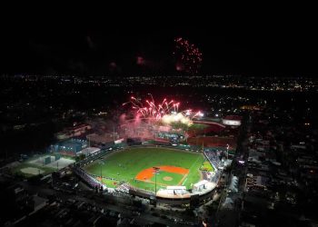 Celebran familias de Nuevo Laredo 178 aniversario con triunfo de Tecos y verbena popular
