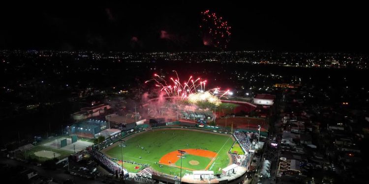 Celebran familias de Nuevo Laredo 178 aniversario con triunfo de Tecos y verbena popular