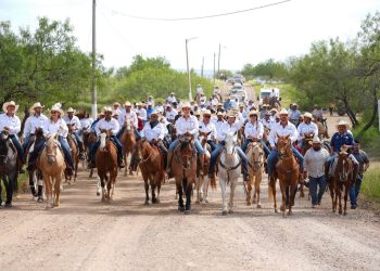 Carmen Lilia Canturosas participa en la tradicional Cabalgata de San Juan en Nueva Ciudad Guerrero
