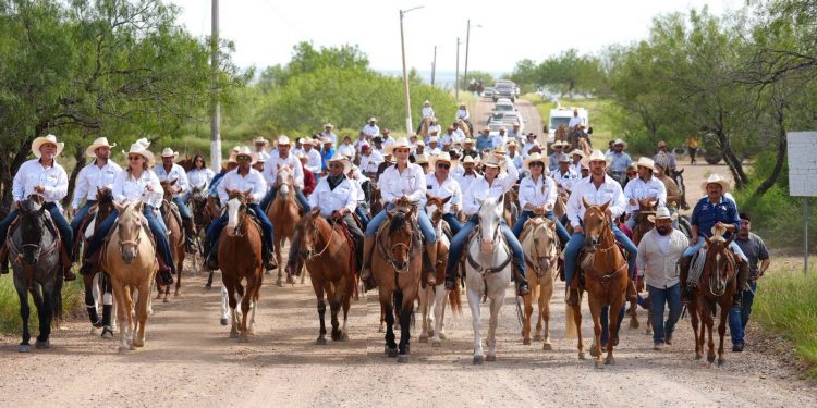 Carmen Lilia Canturosas participa en la tradicional Cabalgata de San Juan en Nueva Ciudad Guerrero