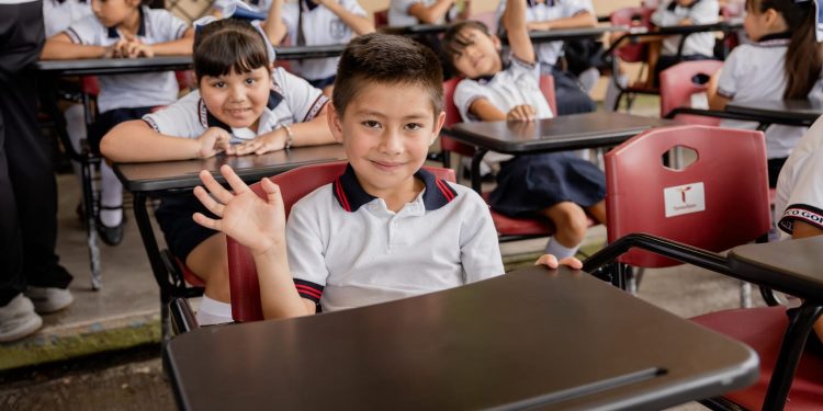 Entrega Presidente Municipal mobiliario para elevar la calidad educativa en Matamoros