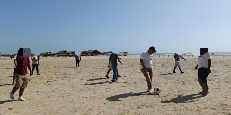Adolescentes en proceso de reinserción social participan en encuentro de fútbol playero