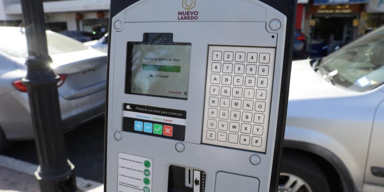 Gobierno de Nuevo Laredo ampliará red de estacionómetros inteligentes en la Plaza Primero de Mayo