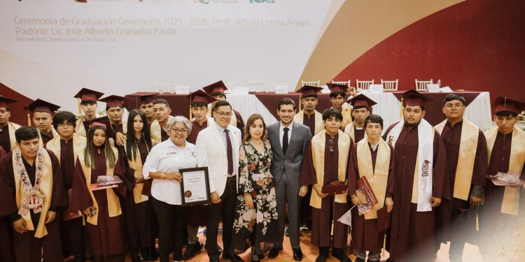 Alcalde Beto Granados acompaña como padrino de generación a egresados del ITACE Matamoros